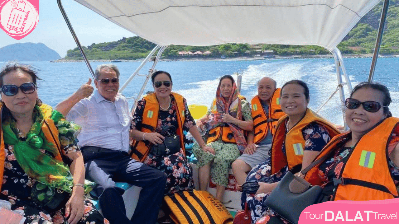 Di chuyển bằng Cano