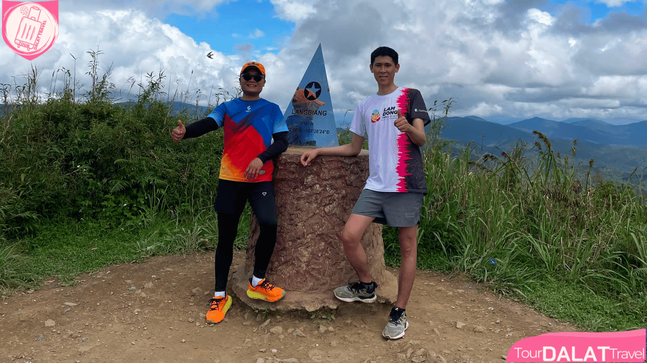 Khách di chuyển theo cung trekking Langbiang và giữ nhịp đi phù hợp với đoàn.